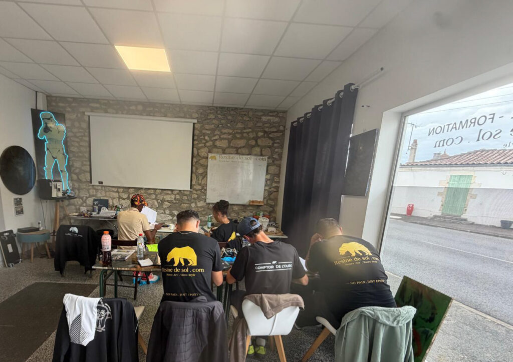 élèves en formation chez résine de sol